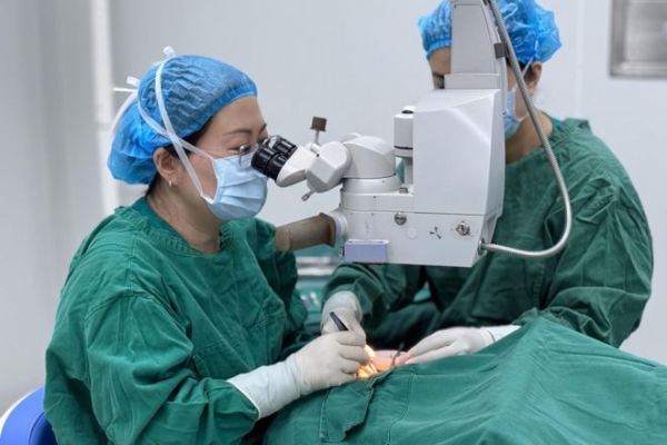 20歲姑娘自幼受困先天性外斜視 楊秋豔精準手術重啟“立體視界”